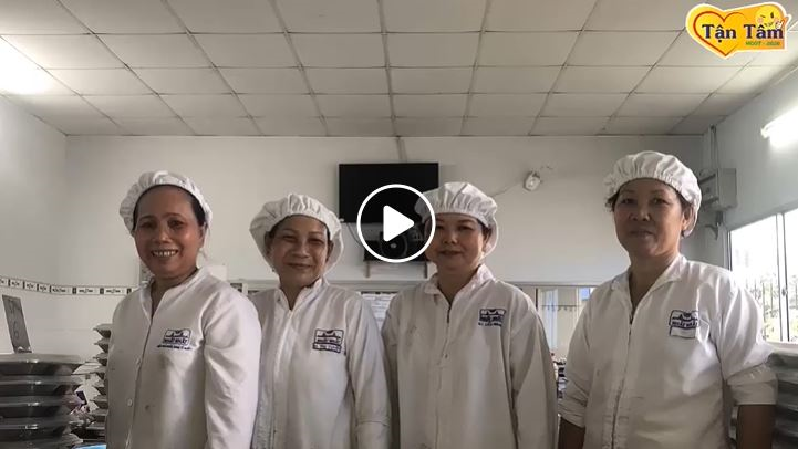 Giải nhất - Video Chuẩn bị bếp ăn tập thể
Họ tên: Vũ Thị Nguyệt Ánh - HCQT, Nhà máy
Mã clip: MV002
Lời bình: Nét đẹp lao động tập thể